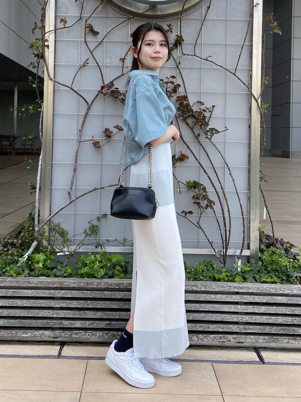 ホワイト系のワンピース、ブルー系のシャツ/ブラウスを着用したレディースの春コーディネートの2枚目の写真