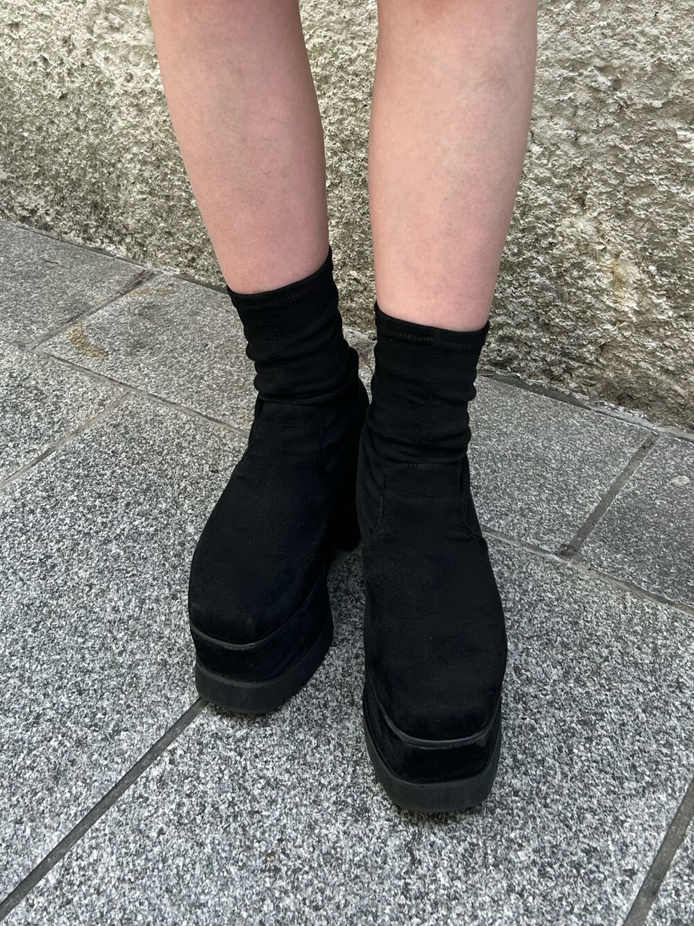 グレー系のシャツ/ブラウス、ブラック系のスカート、ブラック系のブーツを着用したレディースの夏コーディネートの7枚目の写真