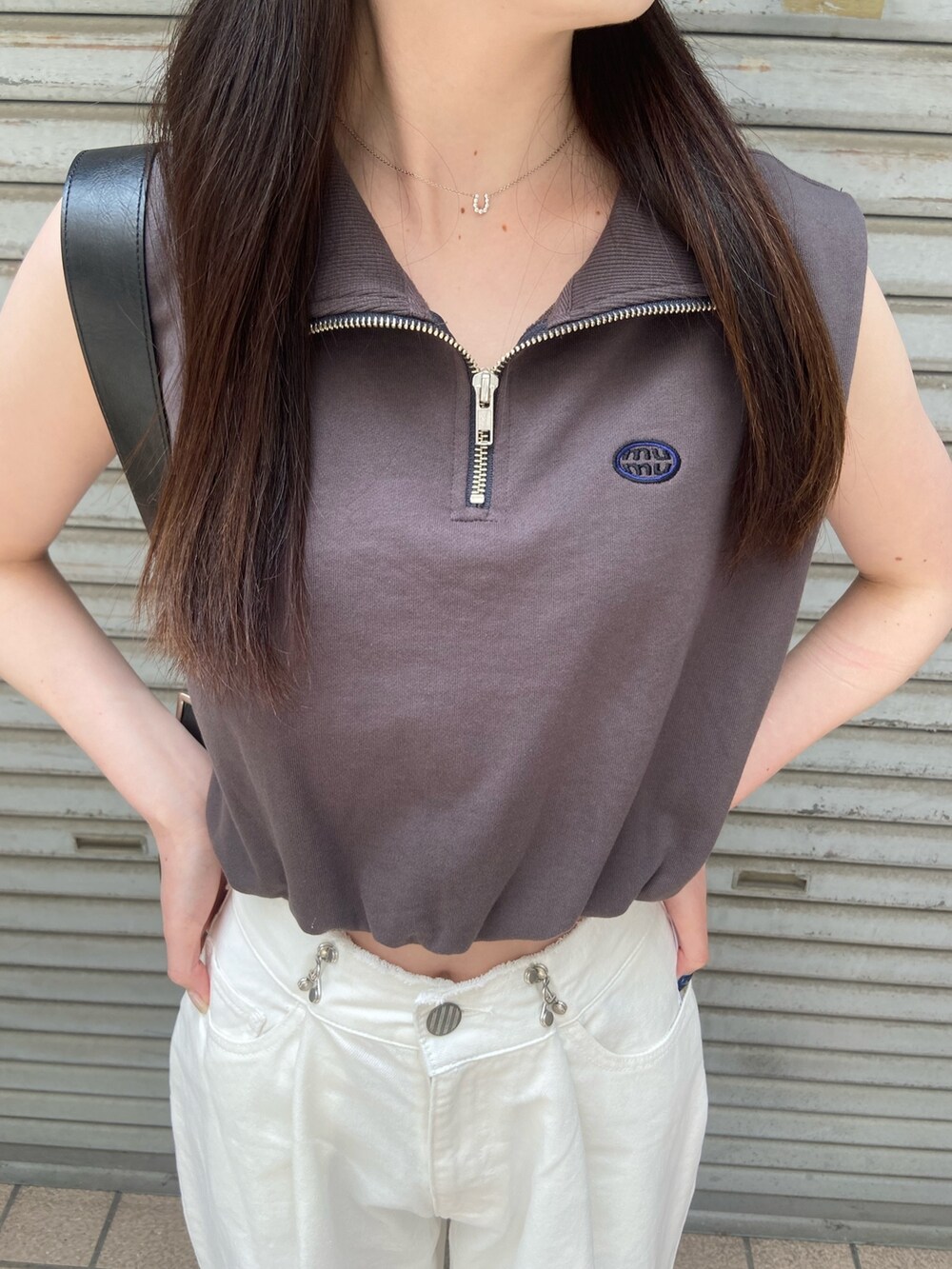 ホワイト系のデニムパンツ、ホワイト系のTシャツ/カットソー、シルバー系のサンダルを着用したレディースの春コーディネートの6枚目の写真