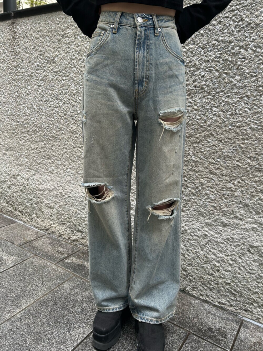 ブラック系のブーツ、ブルー系のデニムパンツ、ブラック系のTシャツ/カットソーを着用したレディースの秋コーディネートの6枚目の写真