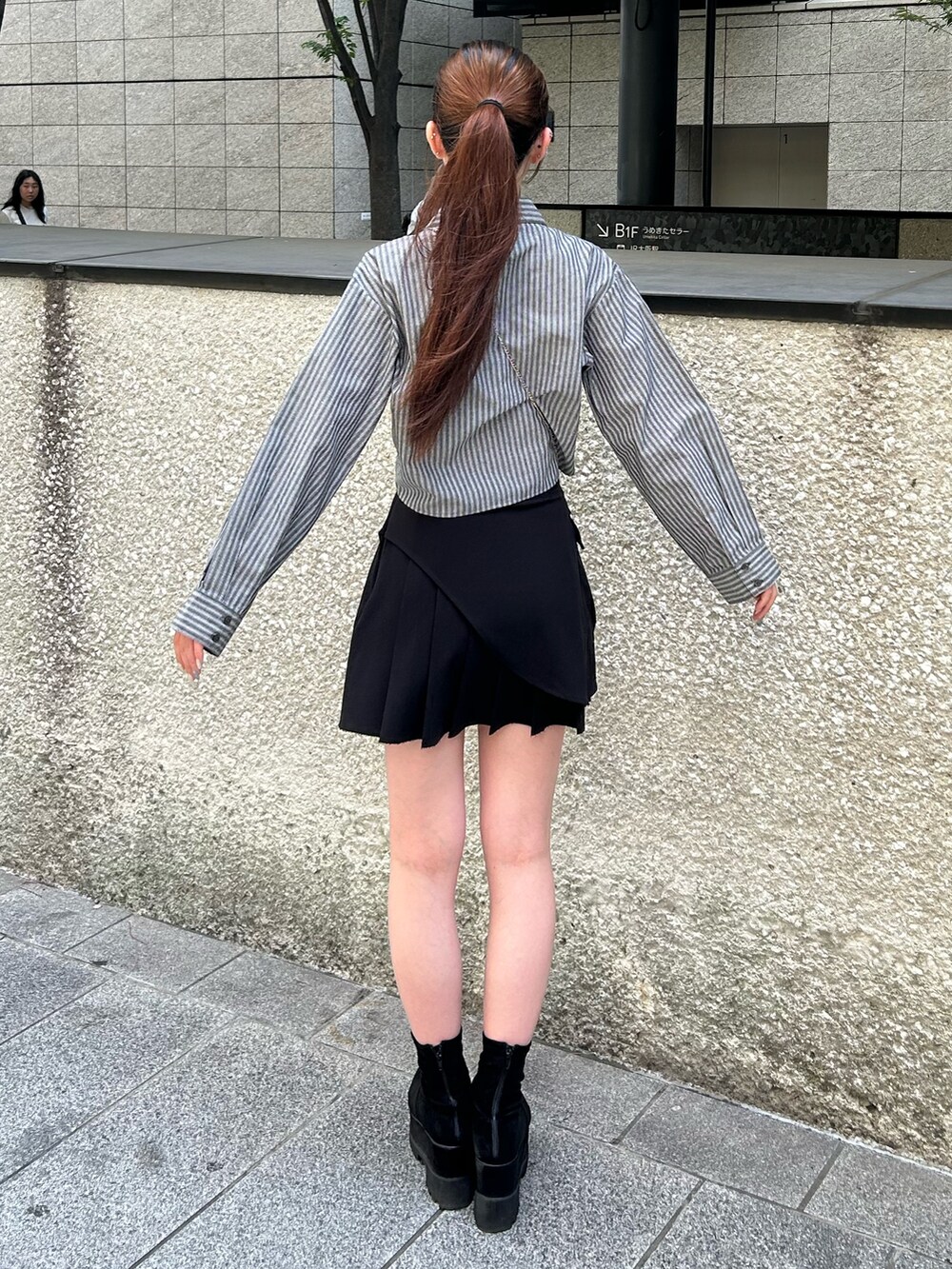 グレー系のシャツ/ブラウス、ブラック系のスカート、ブラック系のブーツを着用したレディースの夏コーディネートの3枚目の写真