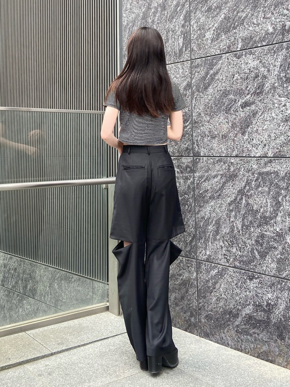 ブラック系のその他パンツ、その他のTシャツ/カットソー、ブラック系のサンダルを着用したレディースの春コーディネートの3枚目の写真