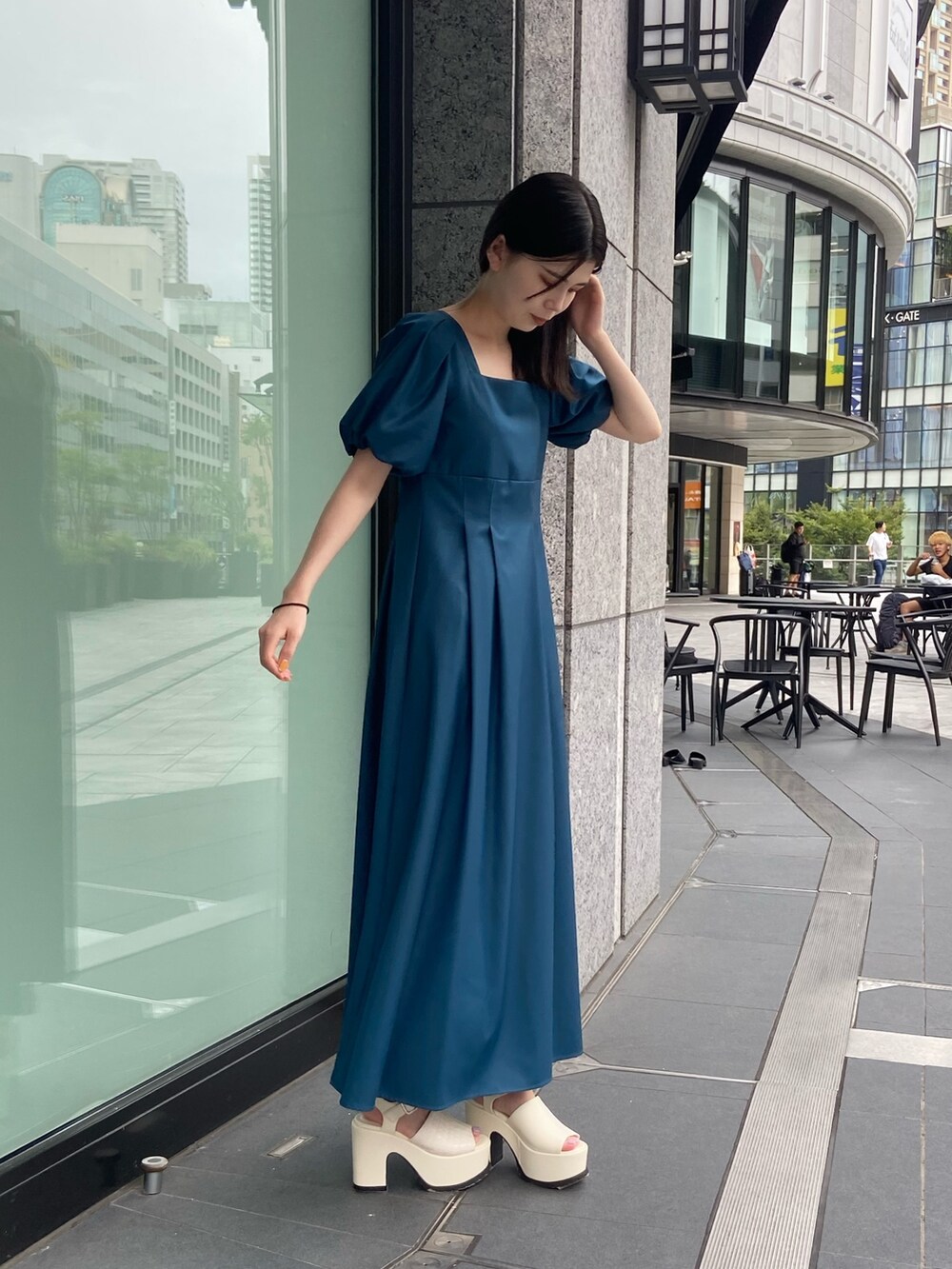 ブルー系のワンピースを着用したレディースの夏コーディネートの2枚目の写真