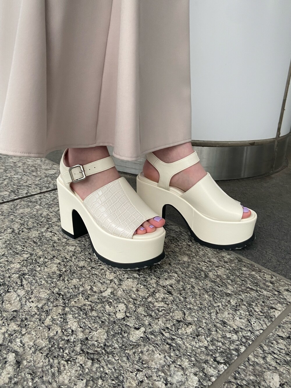 ブルー系のシャツ/ブラウス、ベージュ系のスカート、ブルー系のタンクトップを着用したレディースの春コーディネートの7枚目の写真