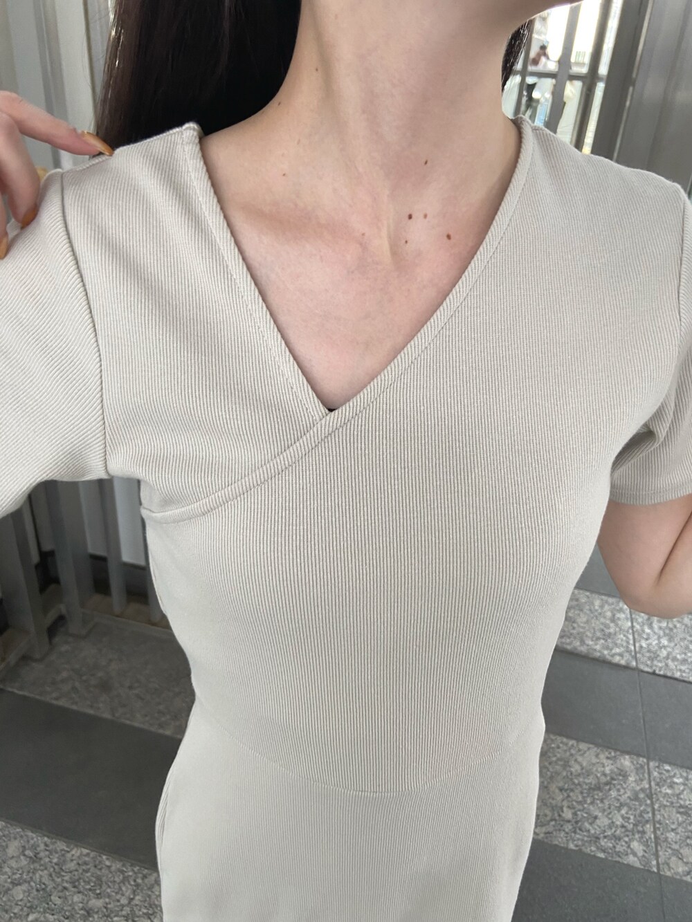 ホワイト系のワンピース、ブラック系のブーツを着用したレディースの夏コーディネートの5枚目の写真