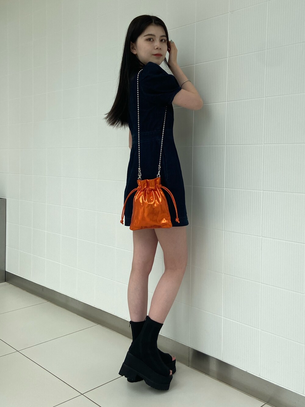 ブルー系のワンピースを着用したレディースの夏コーディネートの2枚目の写真