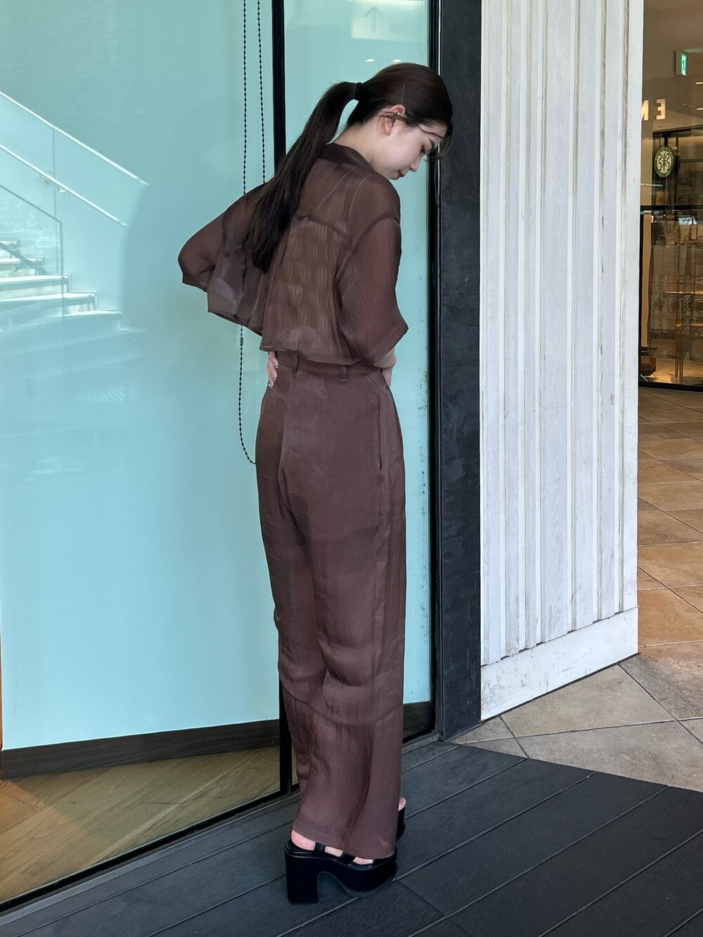 ホワイト系のタンクトップ、ブラウン系のシャツ/ブラウス、ブラウン系のその他パンツを着用したレディースの夏コーディネートの3枚目の写真