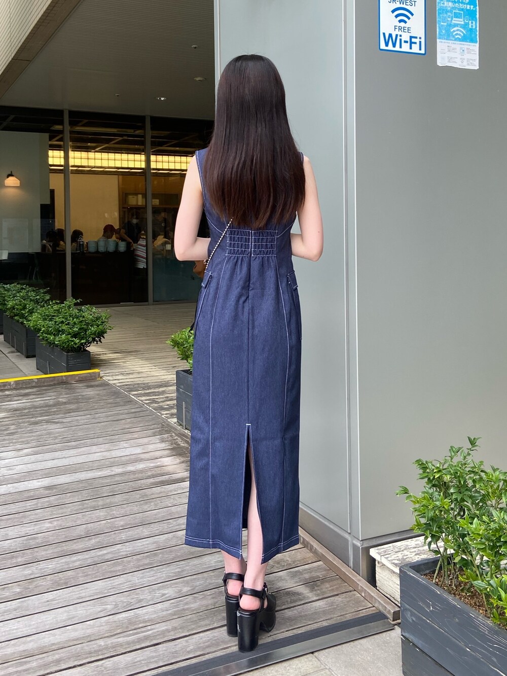 ブルー系のワンピースを着用したレディースの春コーディネートの3枚目の写真