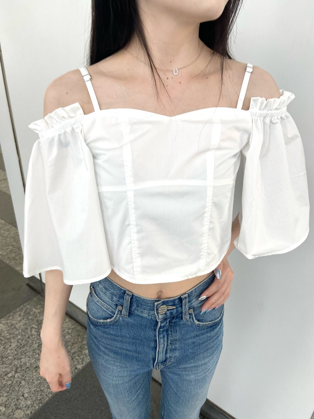 ホワイト系のシャツ/ブラウスを着用したレディースの夏コーディネートの4枚目の写真