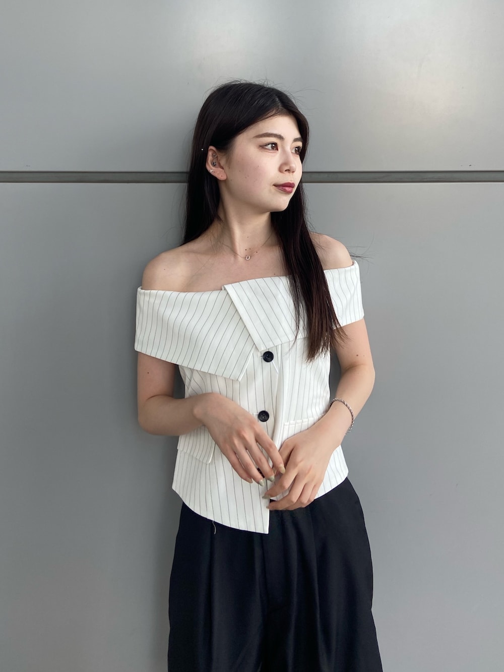 ブラック系のその他パンツ、ホワイト系のシャツ/ブラウスを着用したレディースの夏コーディネートの4枚目の写真