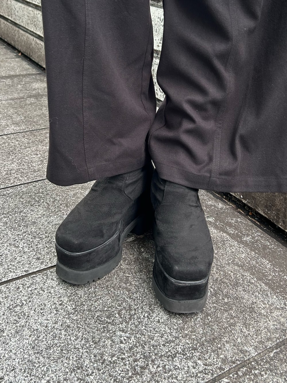 ブラック系のカーゴパンツ、グレー系のパーカー、ブラック系のブーツを着用したレディースの秋コーディネートの7枚目の写真