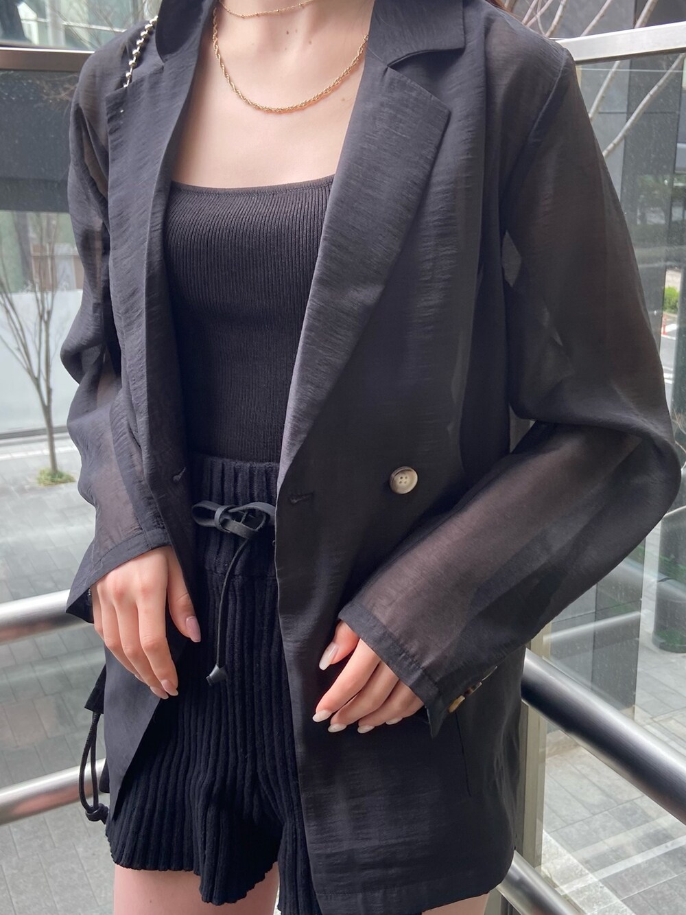 ブラック系のテーラードジャケット、ブラック系のニット/セーター、ブラック系のその他パンツを着用したレディースの春コーディネートの4枚目の写真