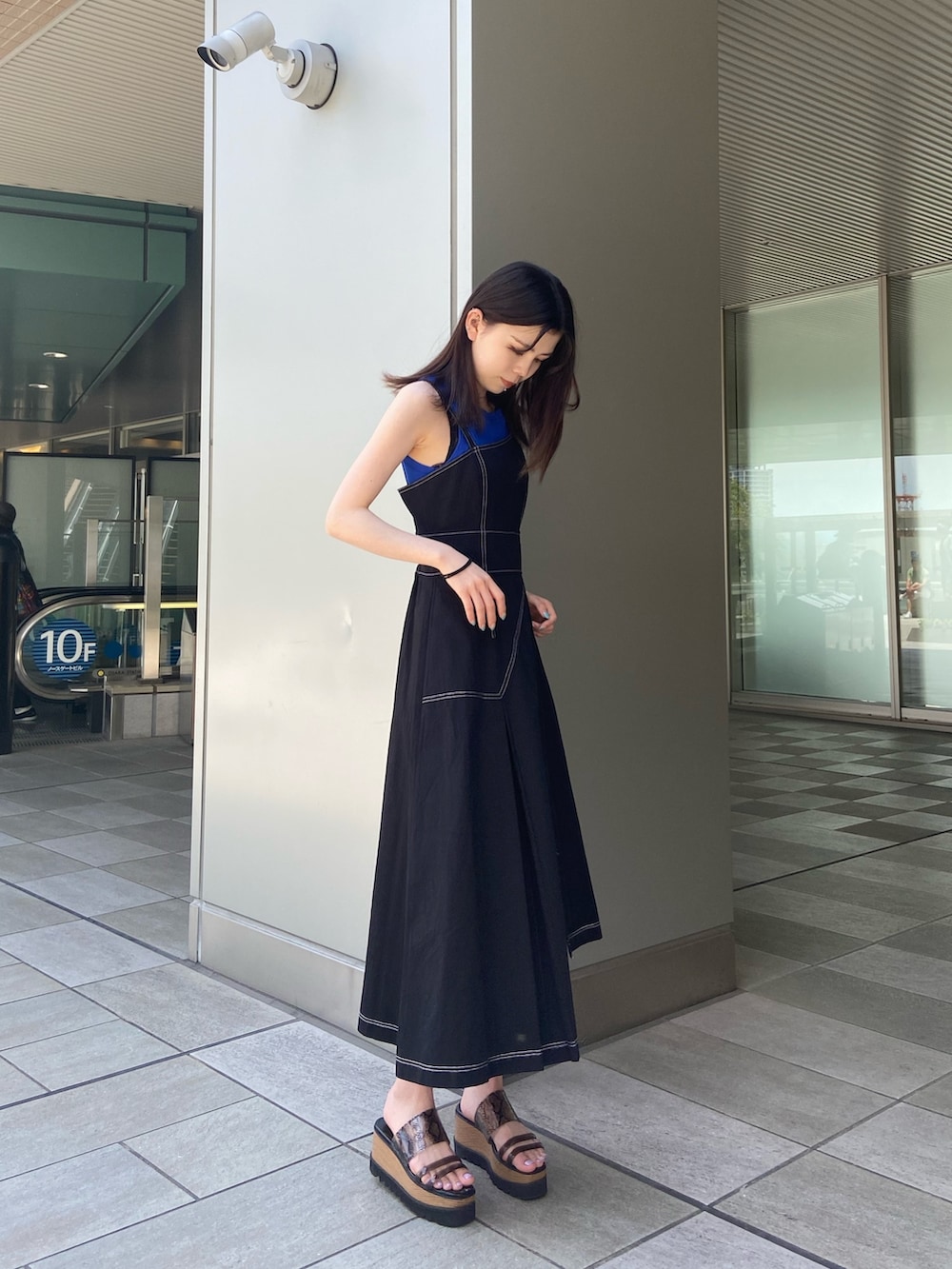 ブルー系のTシャツ/カットソー、ブラック系のワンピースを着用したレディースの夏コーディネートの2枚目の写真