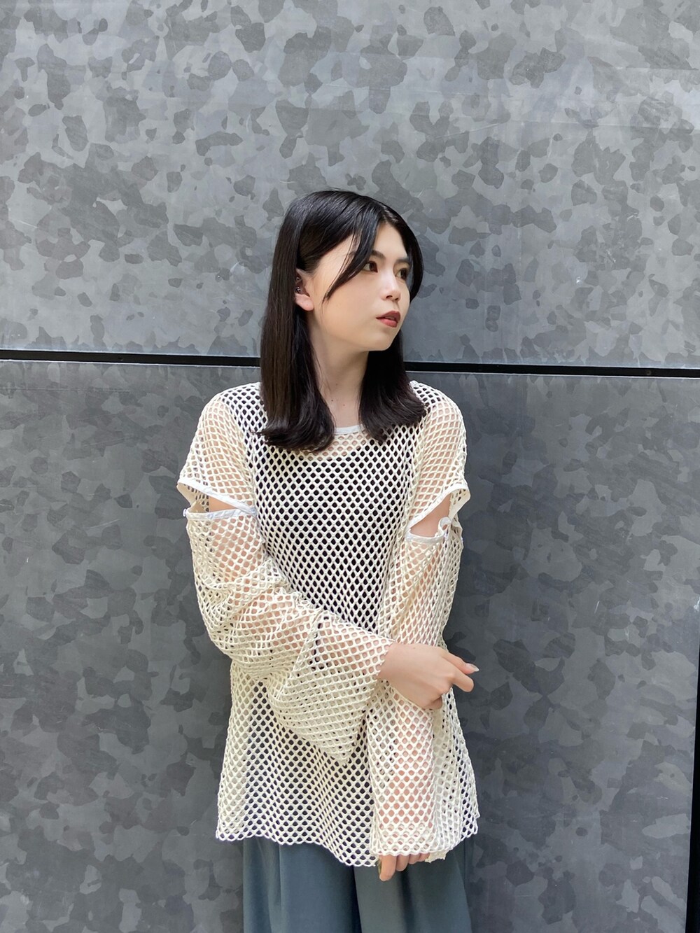 ホワイト系のシャツ/ブラウス、ブルー系のスラックス、ホワイト系のサンダルを着用したレディースの夏コーディネートの4枚目の写真