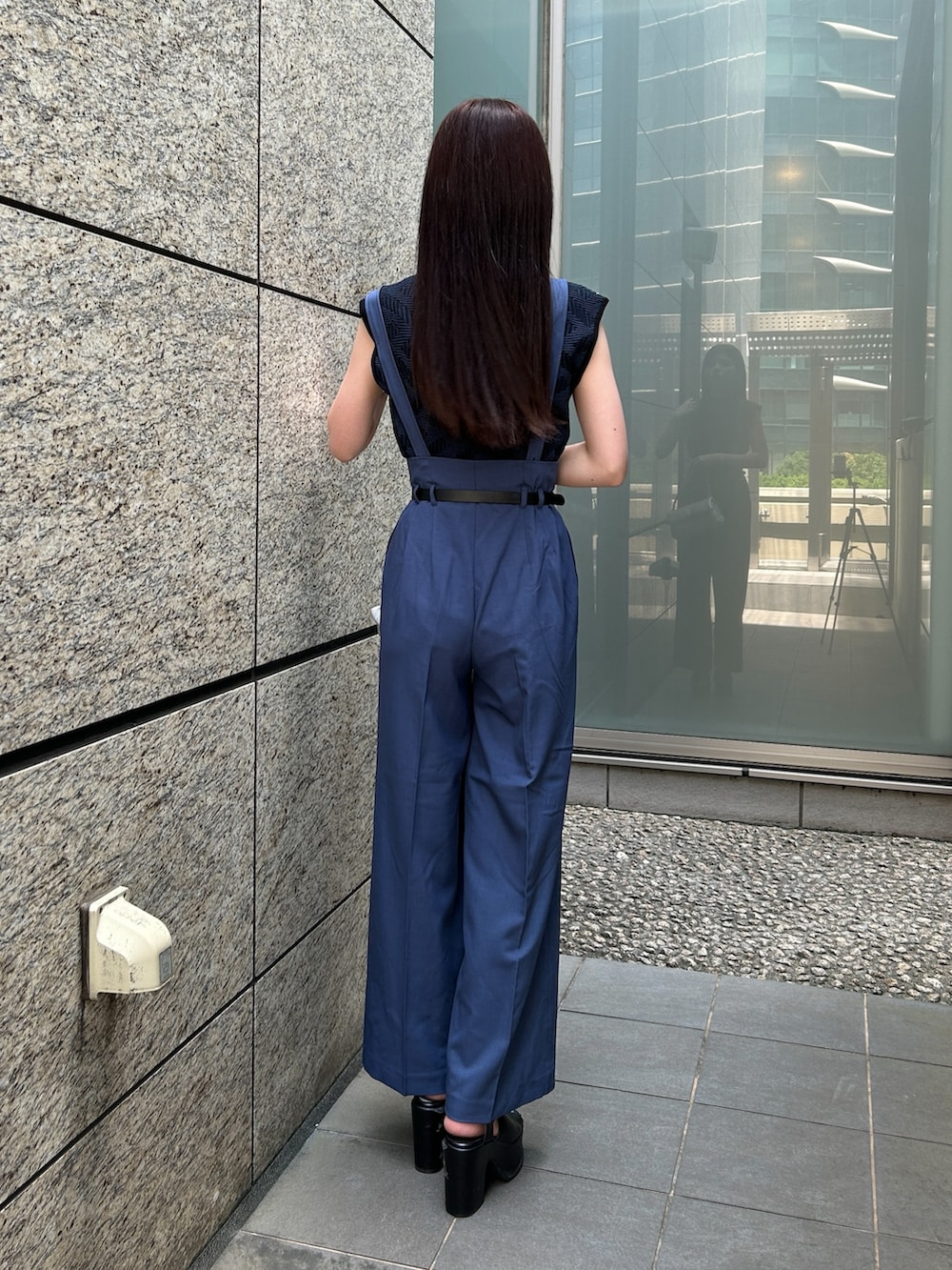 ブルー系のニット/セーター、ブルー系のその他パンツを着用したレディースの夏コーディネートの3枚目の写真