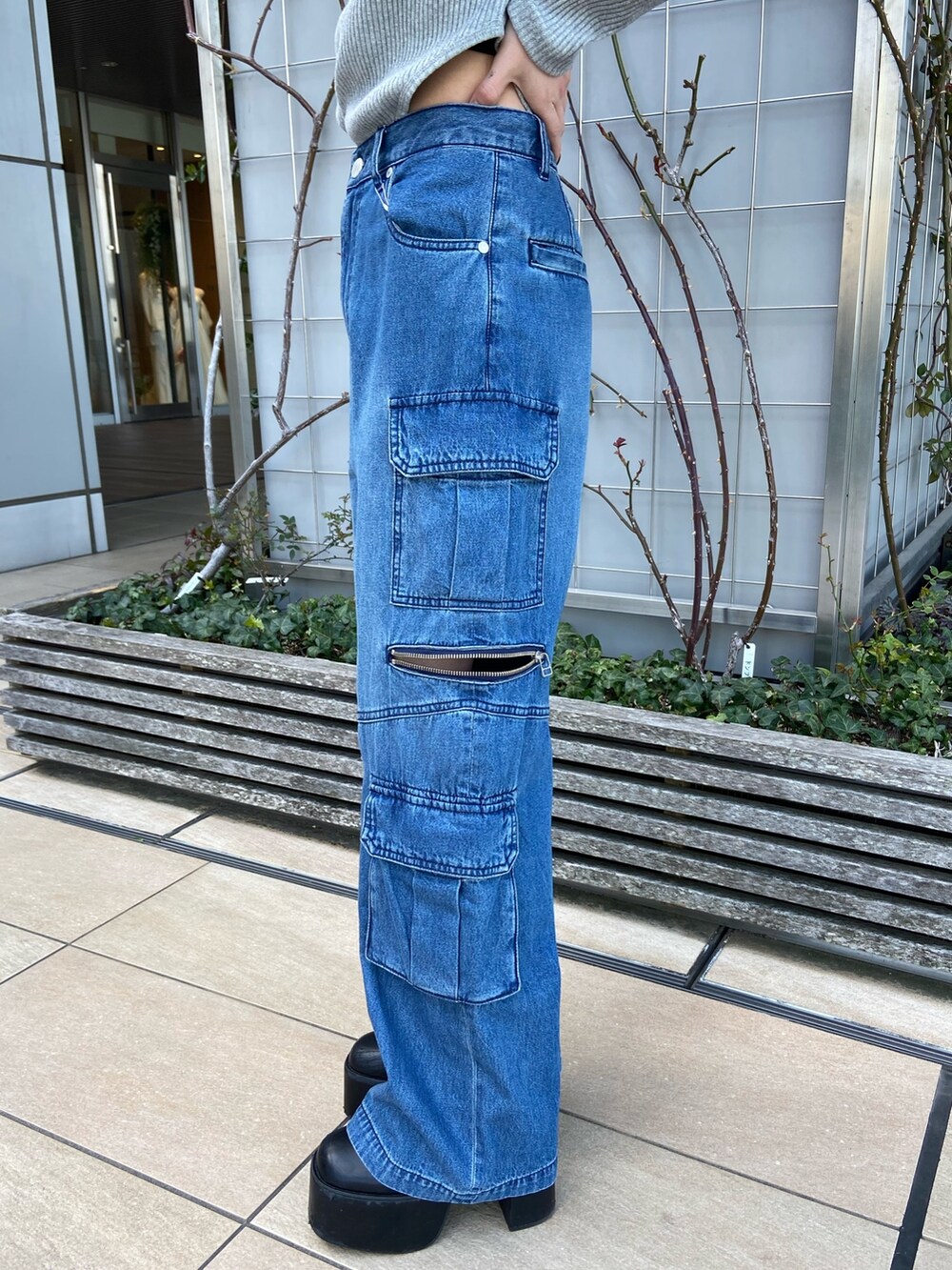 ブルー系のデニムパンツ、グレー系のTシャツ/カットソーを着用したレディースの春コーディネートの7枚目の写真