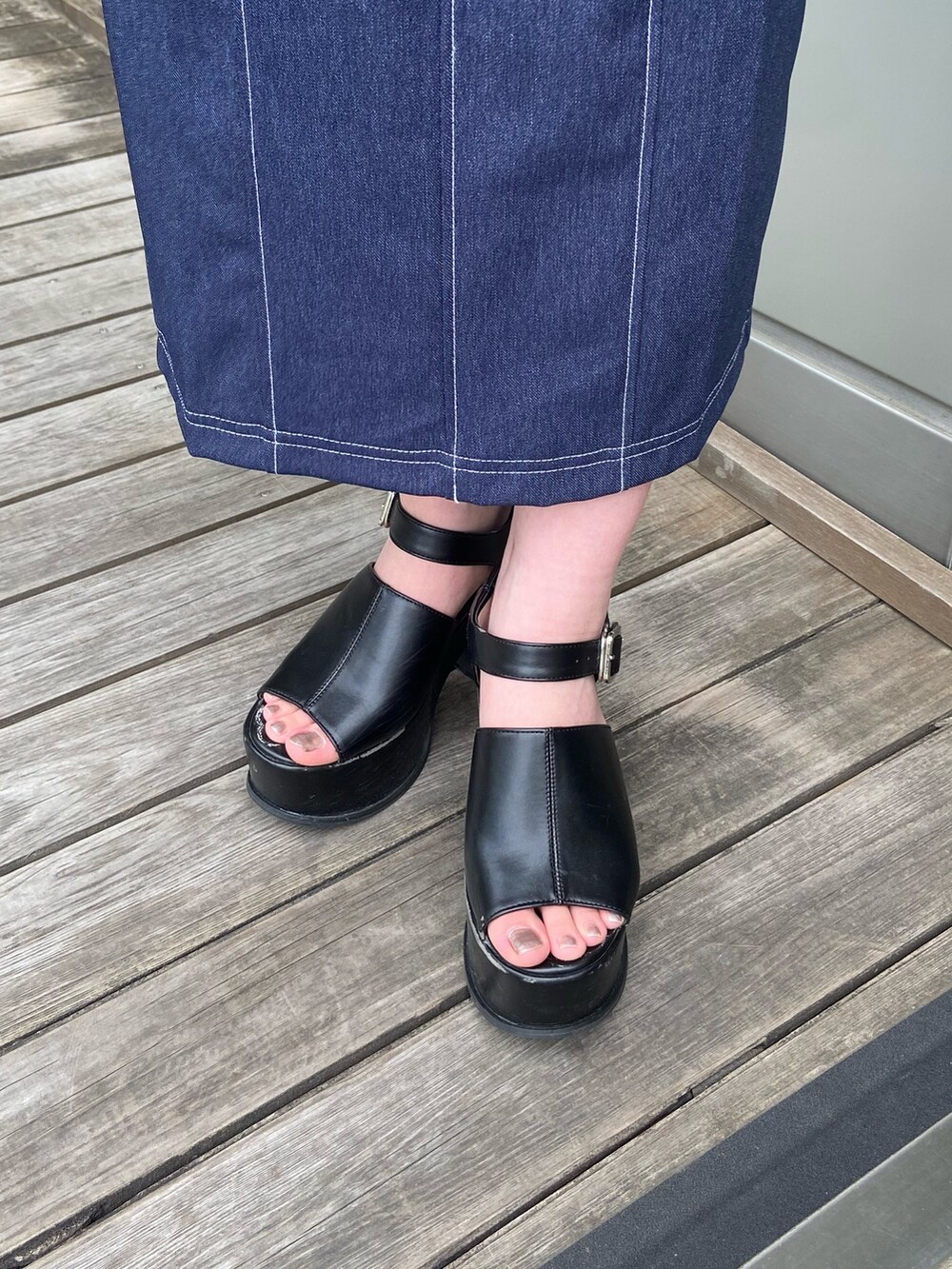 ブルー系のワンピースを着用したレディースの春コーディネートの6枚目の写真