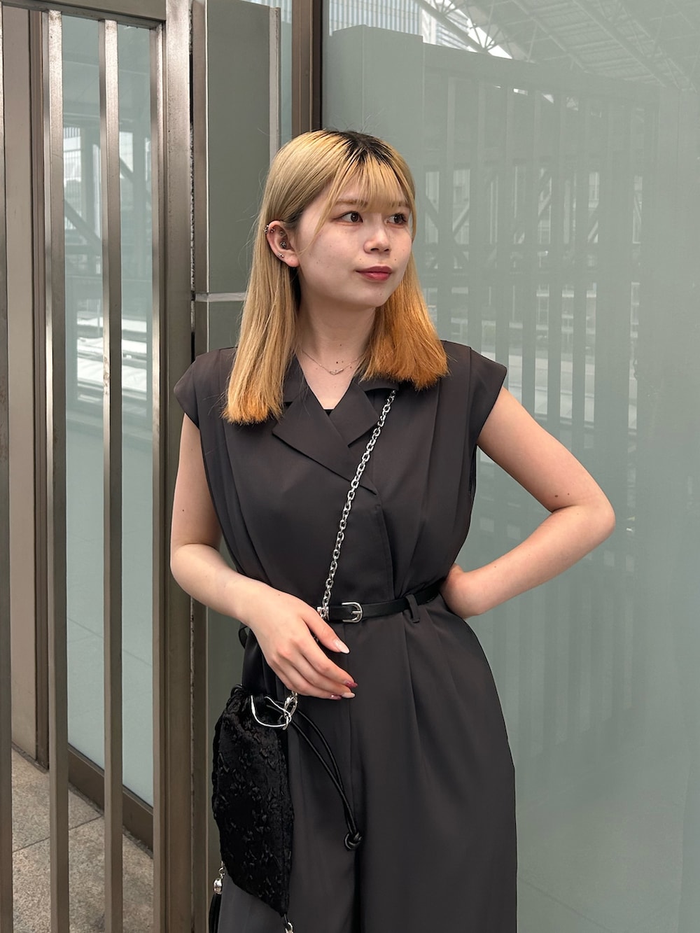 グレー系のつなぎ/オールインワン、ブラック系のブーツを着用したレディースの夏コーディネートの4枚目の写真