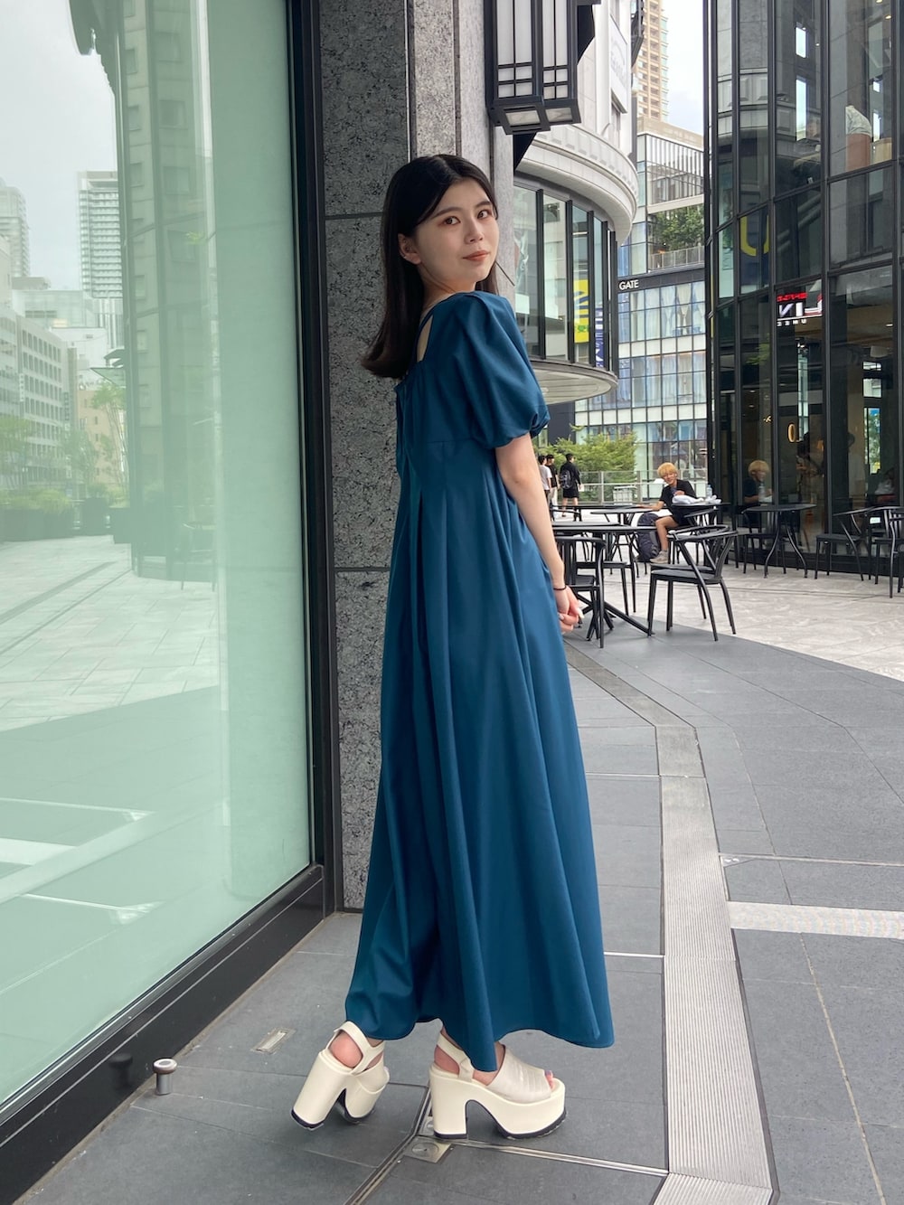 ブルー系のワンピースを着用したレディースの夏コーディネートの3枚目の写真
