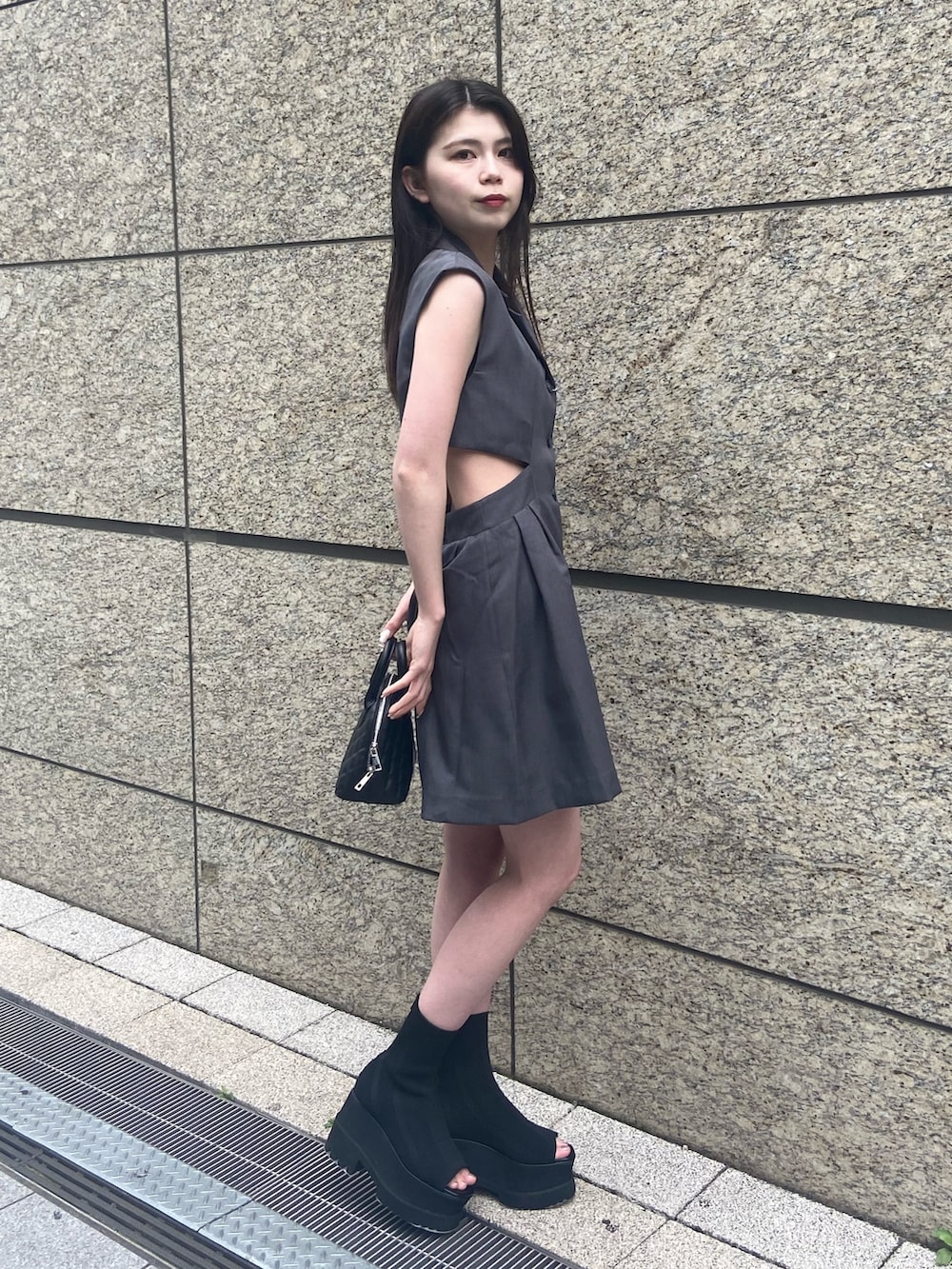 グレー系のワンピースを着用したレディースの春コーディネートの2枚目の写真