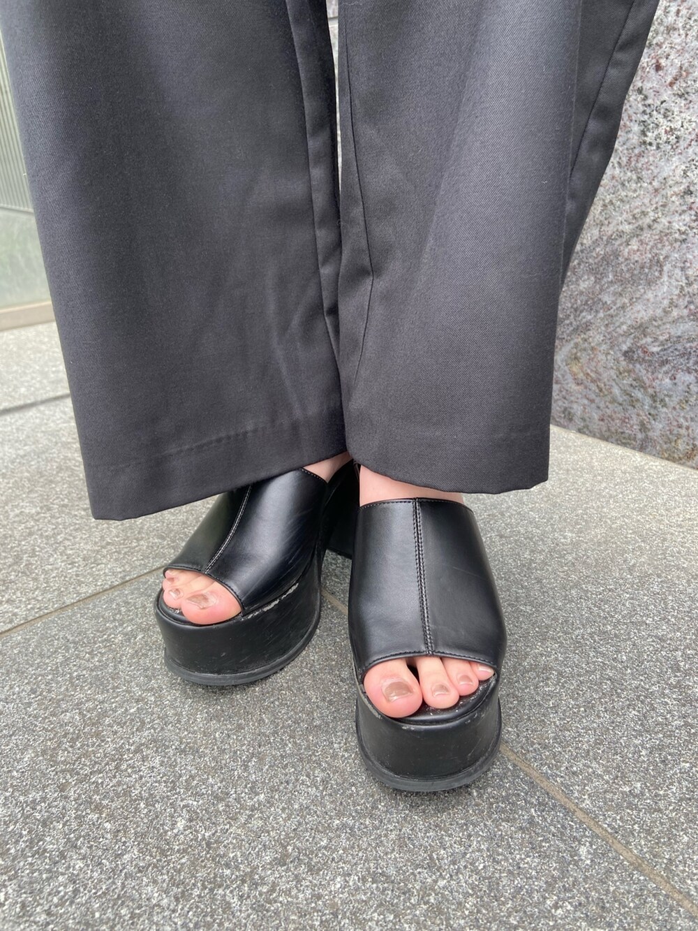 ブラック系のその他パンツ、その他のTシャツ/カットソー、ブラック系のサンダルを着用したレディースの春コーディネートの8枚目の写真