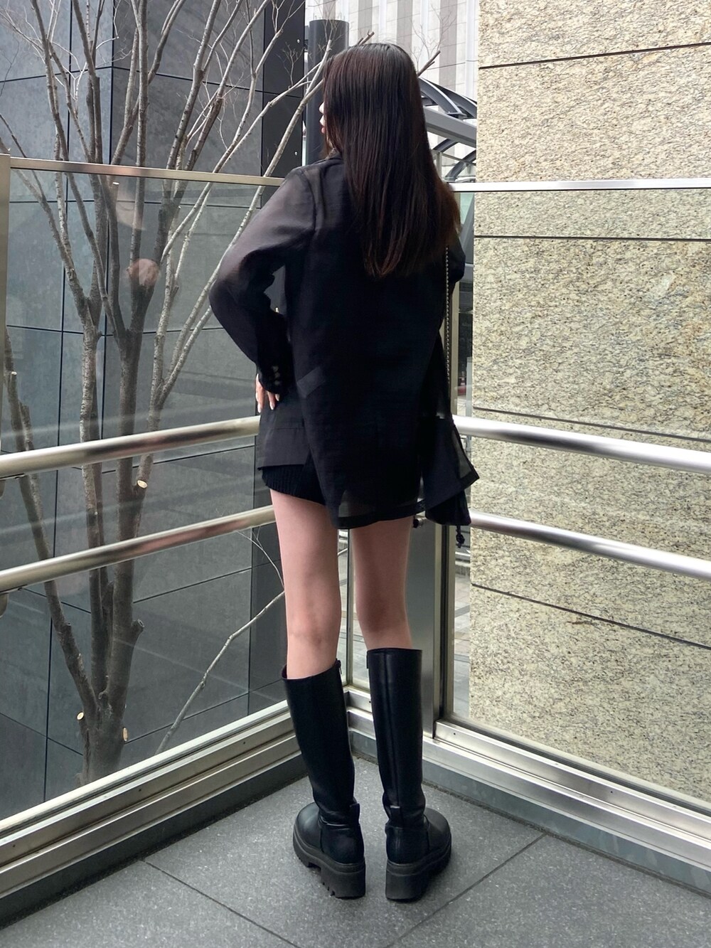 ブラック系のテーラードジャケット、ブラック系のニット/セーター、ブラック系のその他パンツを着用したレディースの春コーディネートの3枚目の写真