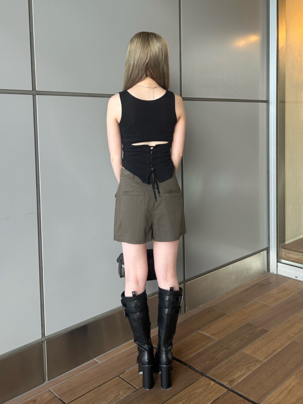 ブラック系のタンクトップ、グリーン系のその他パンツ、ブラック系のブーツを着用したレディースの夏コーディネートの3枚目の写真