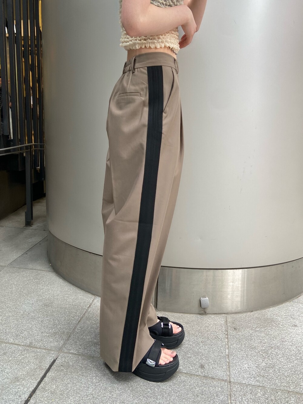 ブラウン系のその他パンツ、ホワイト系のシャツ/ブラウス、ブラック系のサンダルを着用したレディースの春コーディネートの7枚目の写真