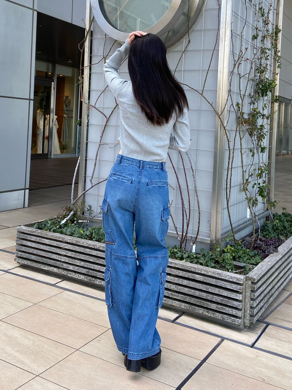 ブルー系のデニムパンツ、グレー系のTシャツ/カットソーを着用したレディースの春コーディネートの3枚目の写真