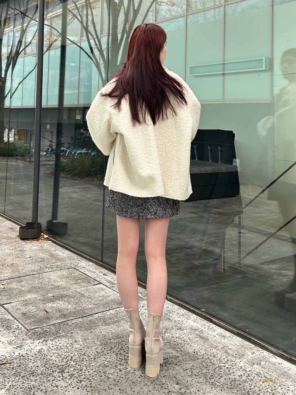 ホワイト系のブルゾン、ブルー系のニット/セーター、その他のスカートを着用したレディースの冬コーディネートの3枚目の写真