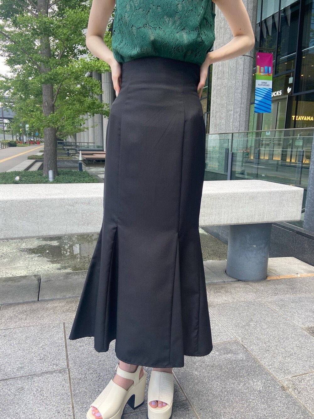 ブラック系のスカート、グリーン系のシャツ/ブラウスを着用したレディースの夏コーディネートの5枚目の写真