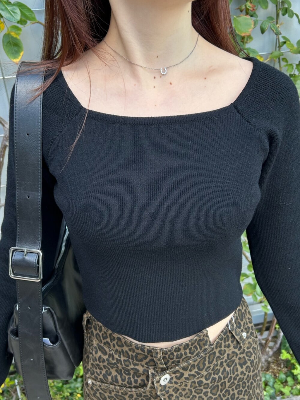 その他のスカート、ブラック系のニット/セーター、ブラック系のブーツを着用したレディースの冬コーディネートの4枚目の写真