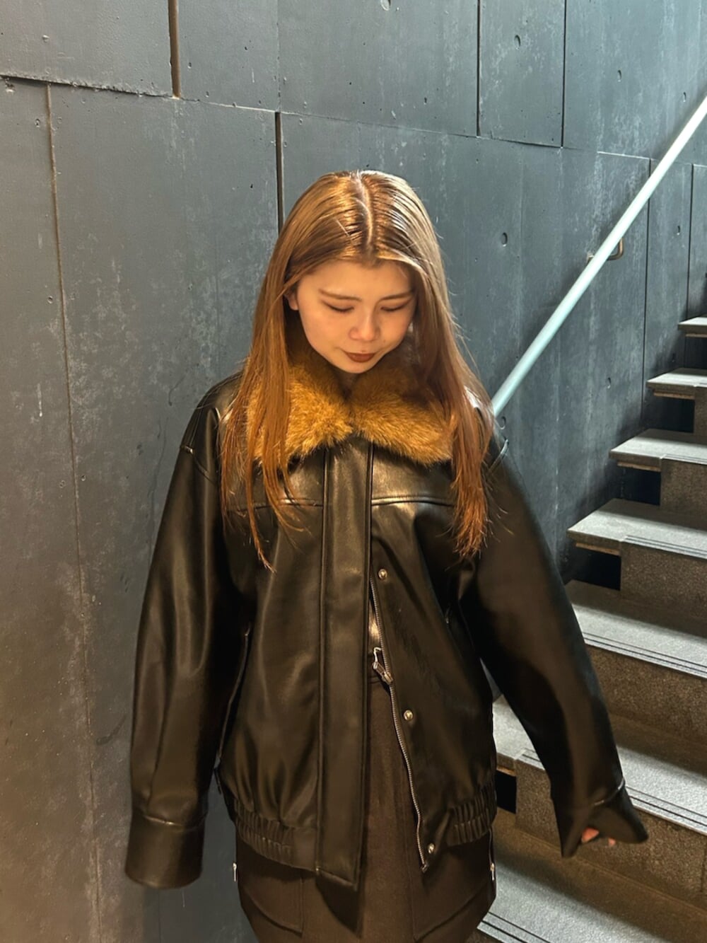 ブラック系のブーツ、ブラック系のブルゾン、ブラック系のスカートを着用したレディースの春コーディネートの5枚目の写真