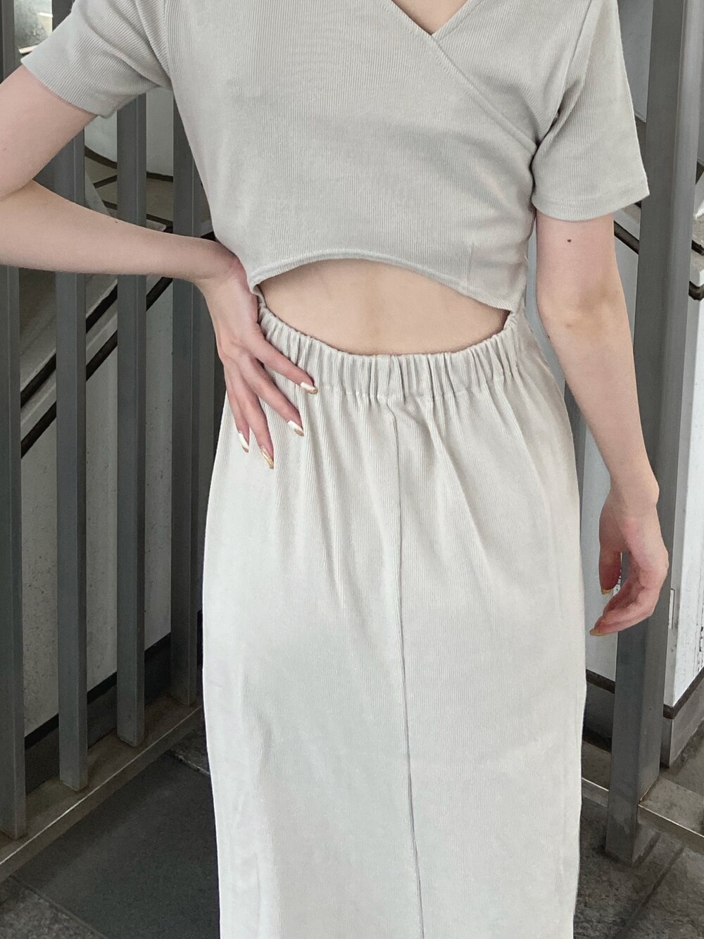 ホワイト系のワンピース、ブラック系のブーツを着用したレディースの夏コーディネートの4枚目の写真