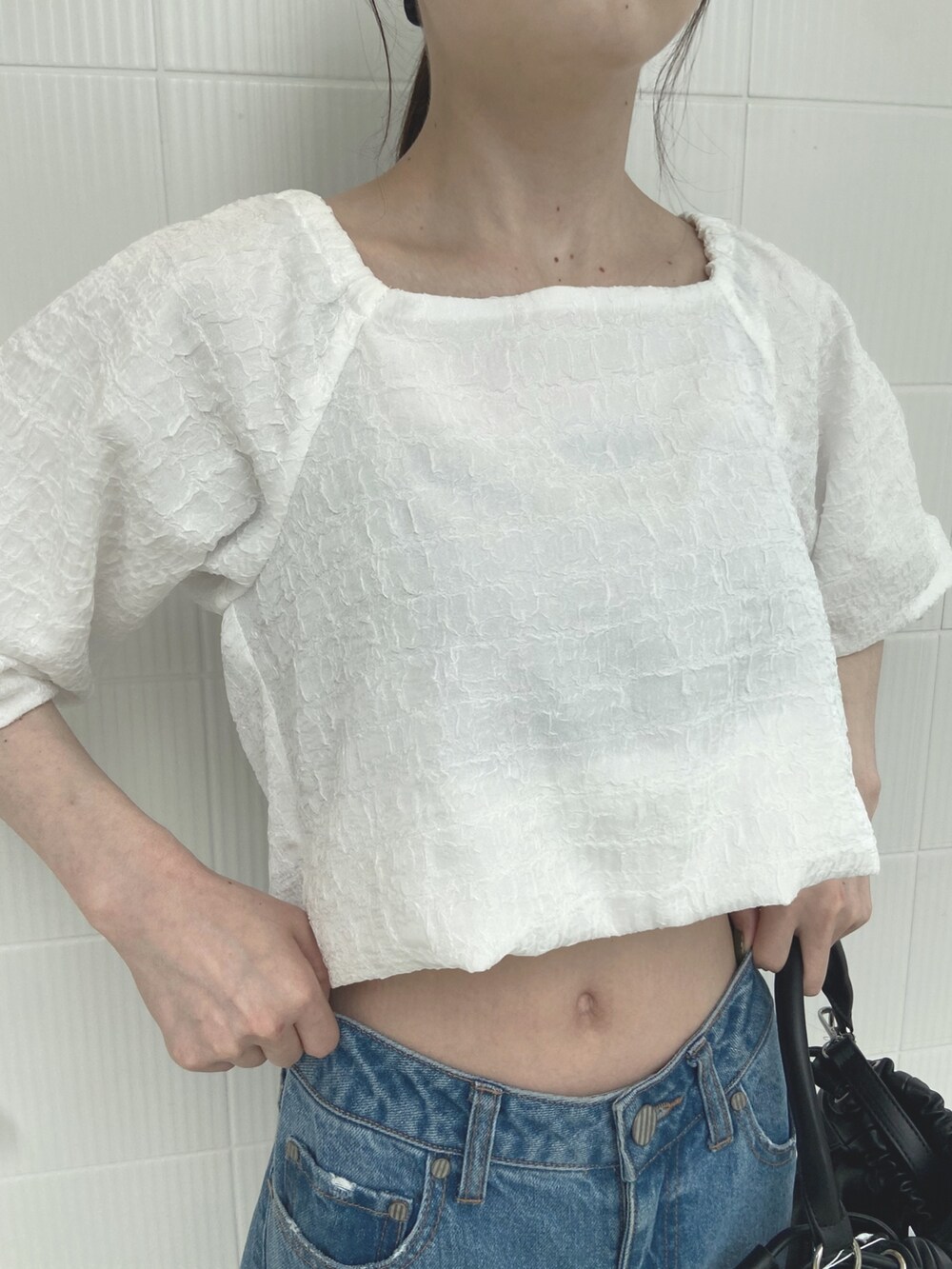 ホワイト系のシャツ/ブラウス、ブルー系のデニムパンツ、ブラック系のサンダルを着用したレディースの夏コーディネートの5枚目の写真