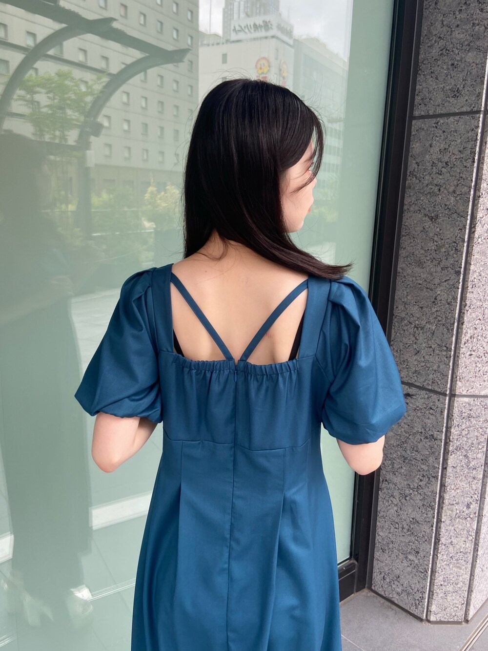 ブルー系のワンピースを着用したレディースの夏コーディネートの5枚目の写真