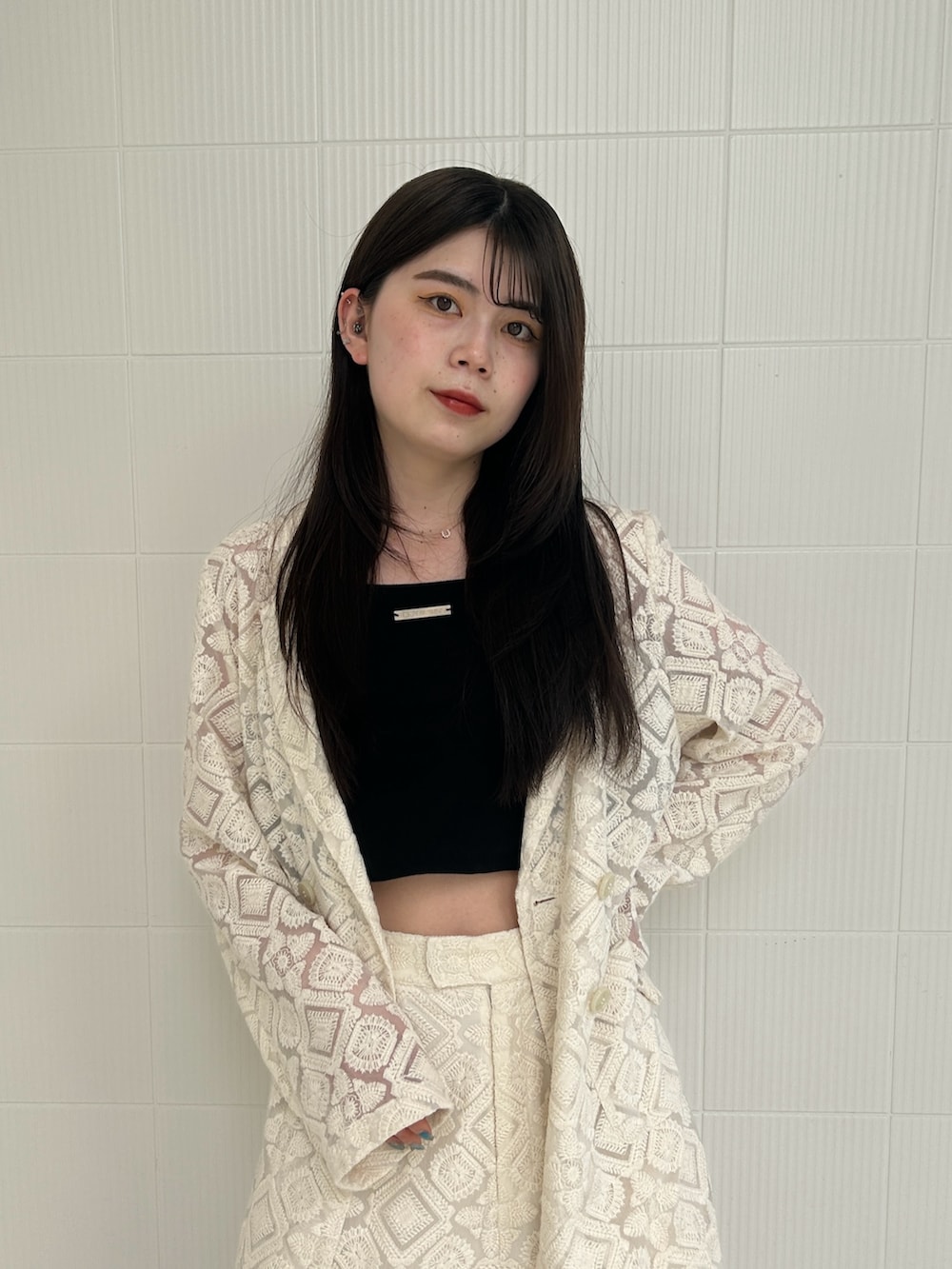 ホワイト系のその他パンツ、ホワイト系のテーラードジャケットを着用したレディースの夏コーディネートの4枚目の写真