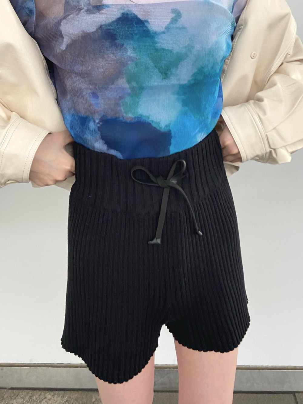 ブラック系のその他パンツ、ホワイト系のブルゾン、ブルー系のTシャツ/カットソーを着用したレディースの秋コーディネートの5枚目の写真