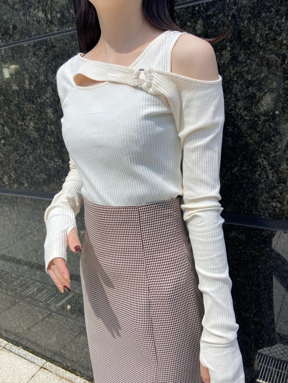 その他のスカート、ホワイト系のTシャツ/カットソー、ホワイト系のブーツを着用したレディースの秋コーディネートの5枚目の写真