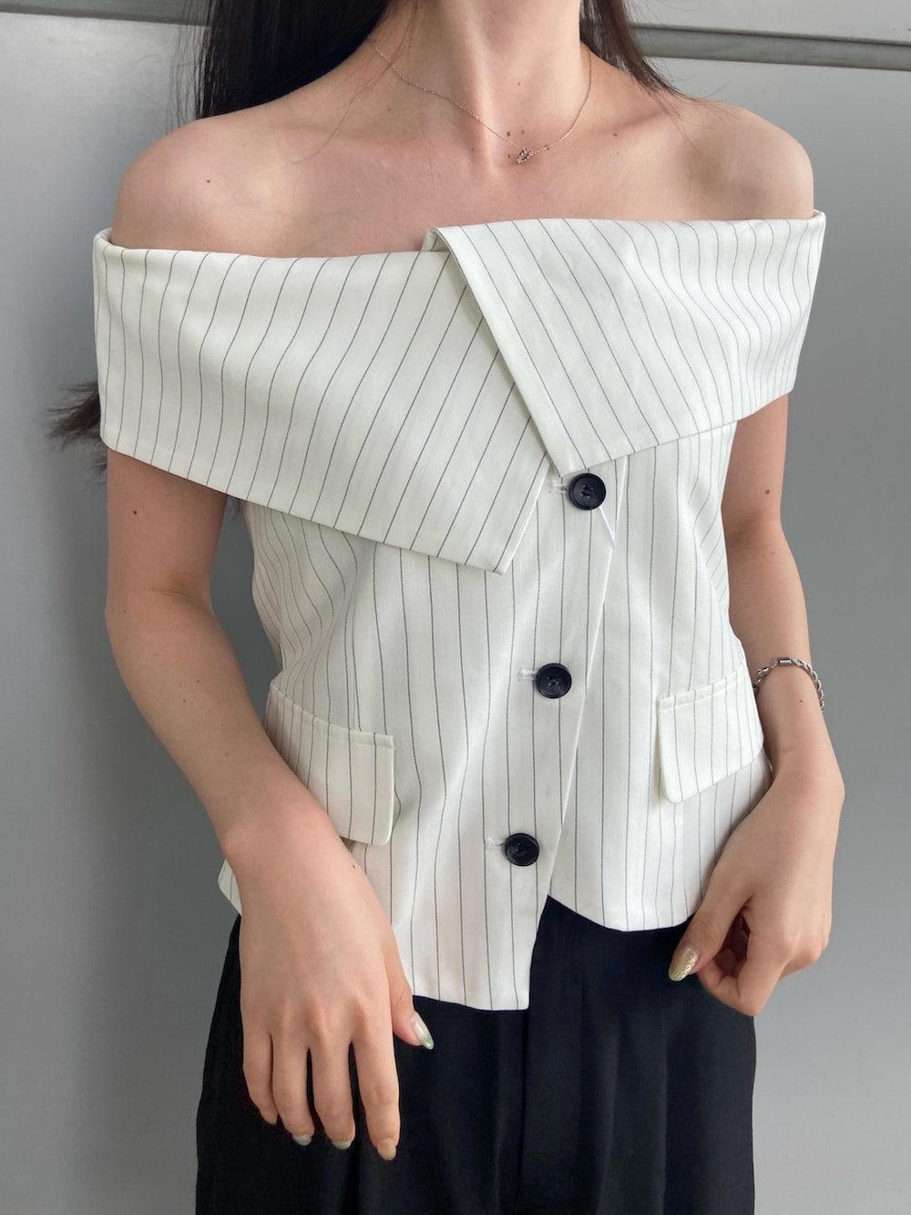 ブラック系のその他パンツ、ホワイト系のシャツ/ブラウスを着用したレディースの夏コーディネートの5枚目の写真