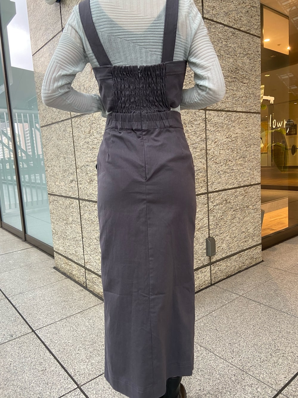 グレー系のワンピース、ブルー系のニット/セーターを着用したレディースの冬コーディネートの6枚目の写真