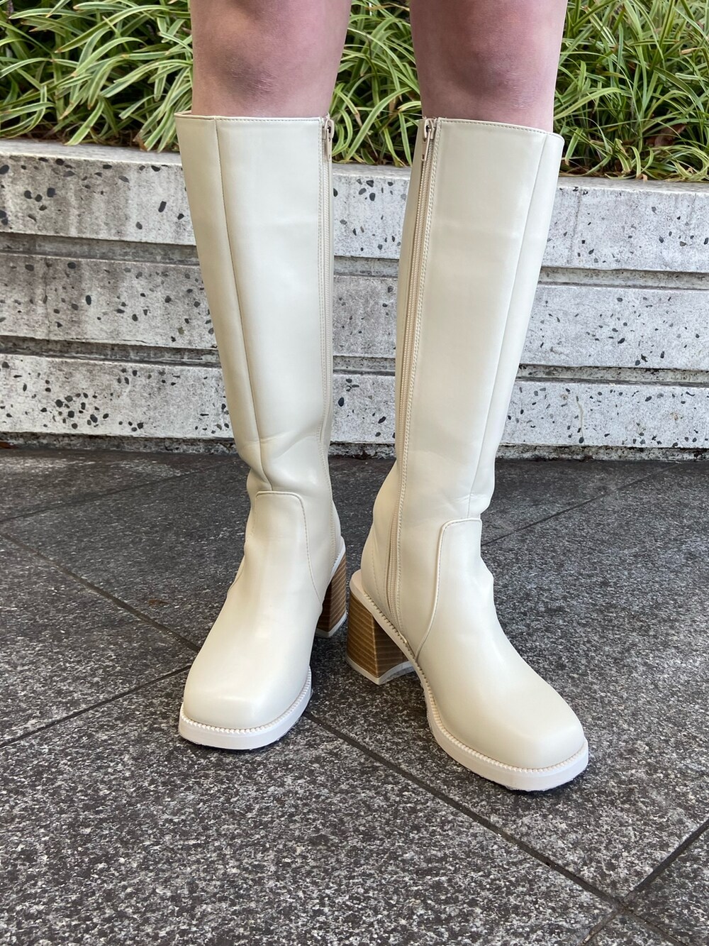 ブラック系のカーディガン/ボレロ、ホワイト系のブーツを着用したレディースの秋コーディネートの4枚目の写真