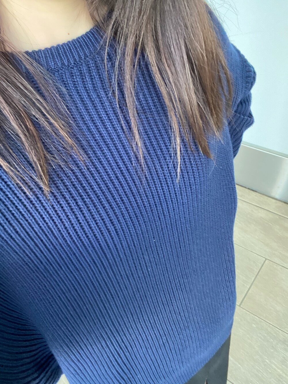 ブルー系のニット/セーター、ブラック系のスカートを着用したレディースの冬コーディネートの3枚目の写真