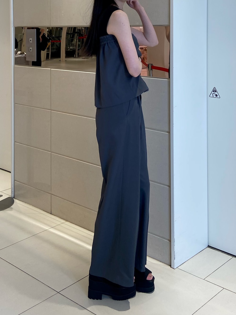 グレー系のその他パンツ、ブラック系のタンクトップを着用したレディースの夏コーディネートの3枚目の写真