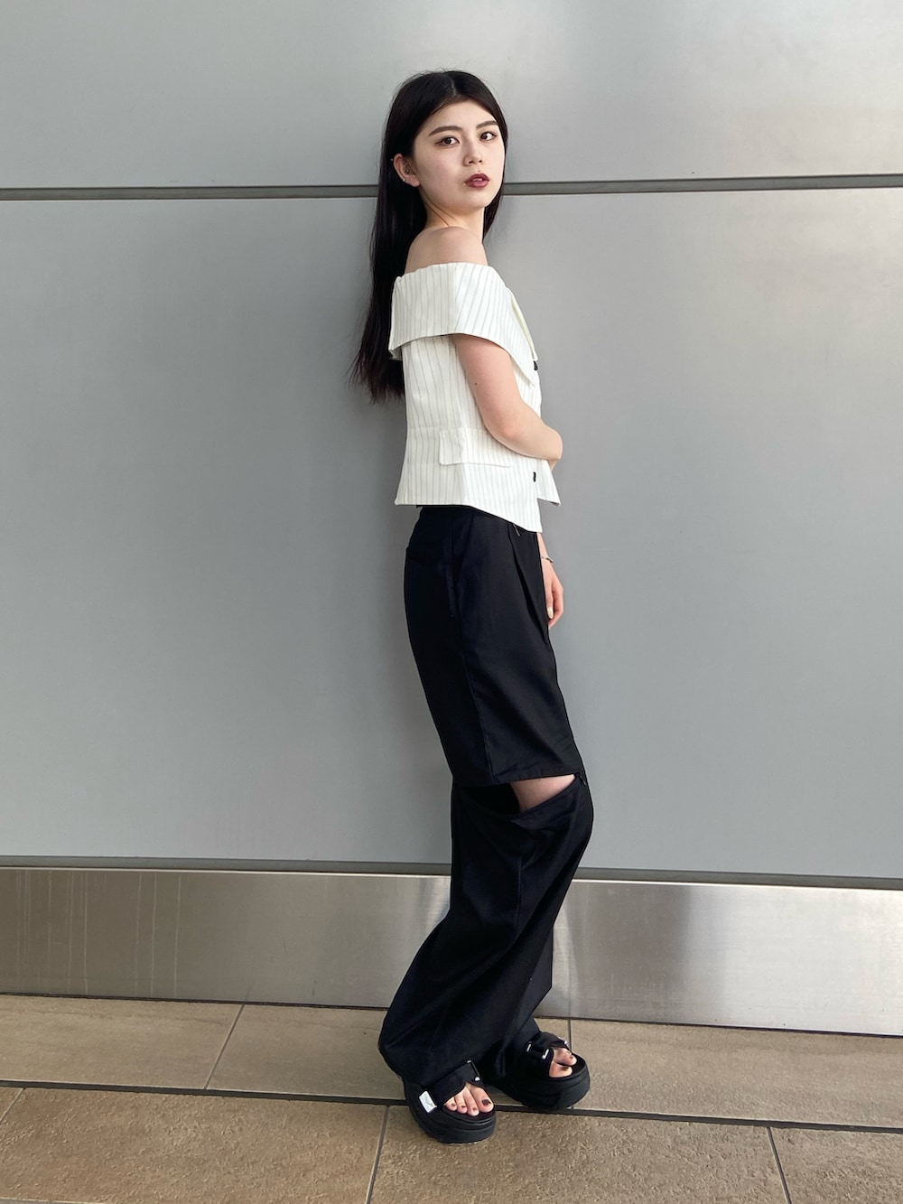 ブラック系のその他パンツ、ホワイト系のシャツ/ブラウスを着用したレディースの夏コーディネートの2枚目の写真