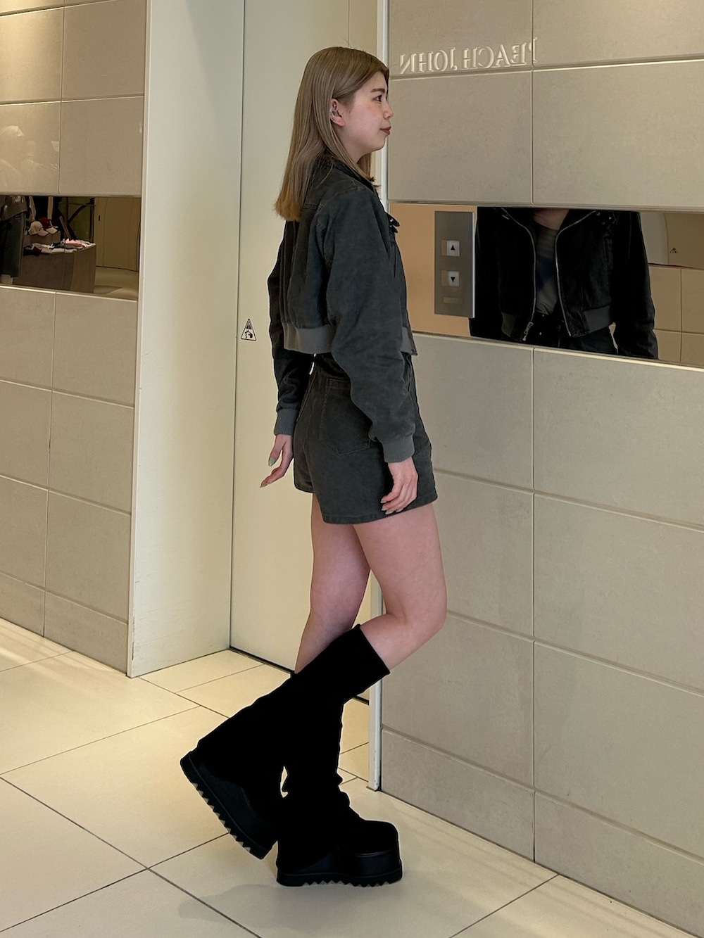 グレー系のブルゾン、グレー系のその他パンツ、ブルー系のTシャツ/カットソーを着用したレディースの春コーディネートの2枚目の写真