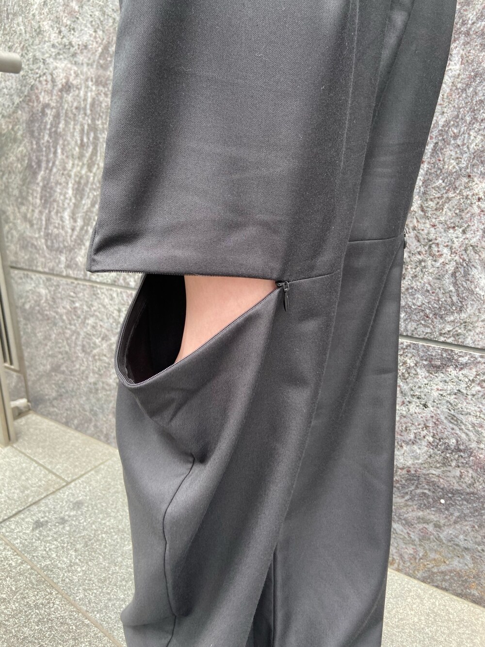 ブラック系のその他パンツ、その他のTシャツ/カットソー、ブラック系のサンダルを着用したレディースの春コーディネートの7枚目の写真