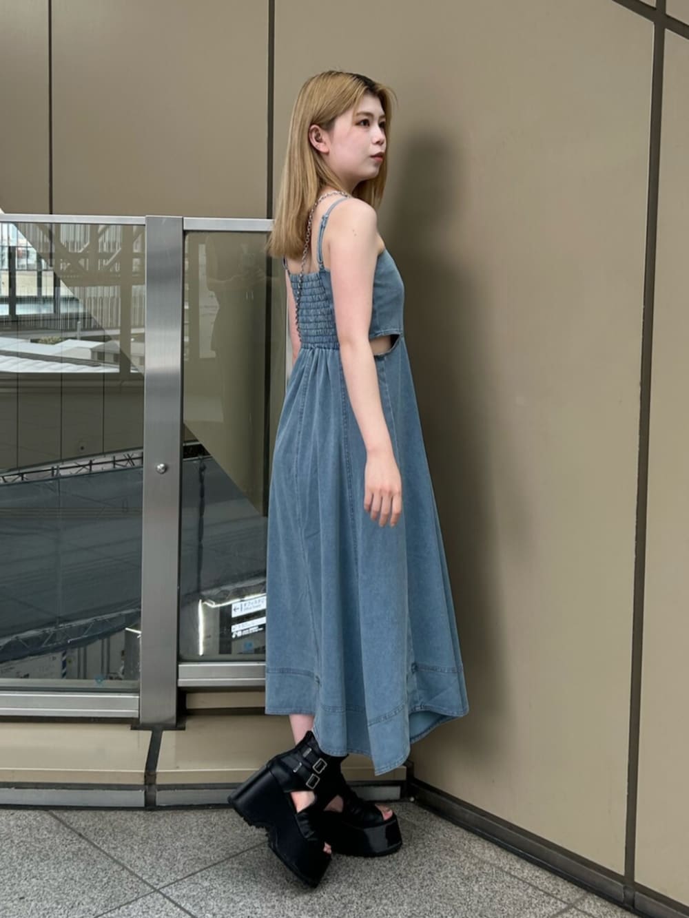 ブラック系のブーツ、ブルー系のワンピースを着用したレディースの夏コーディネートの3枚目の写真