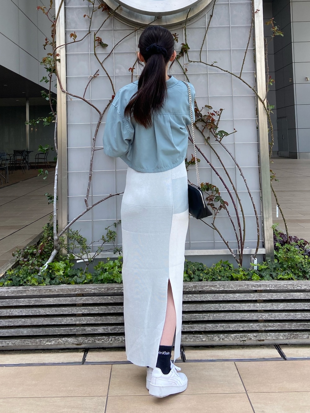 ホワイト系のワンピース、ブルー系のシャツ/ブラウスを着用したレディースの春コーディネートの3枚目の写真