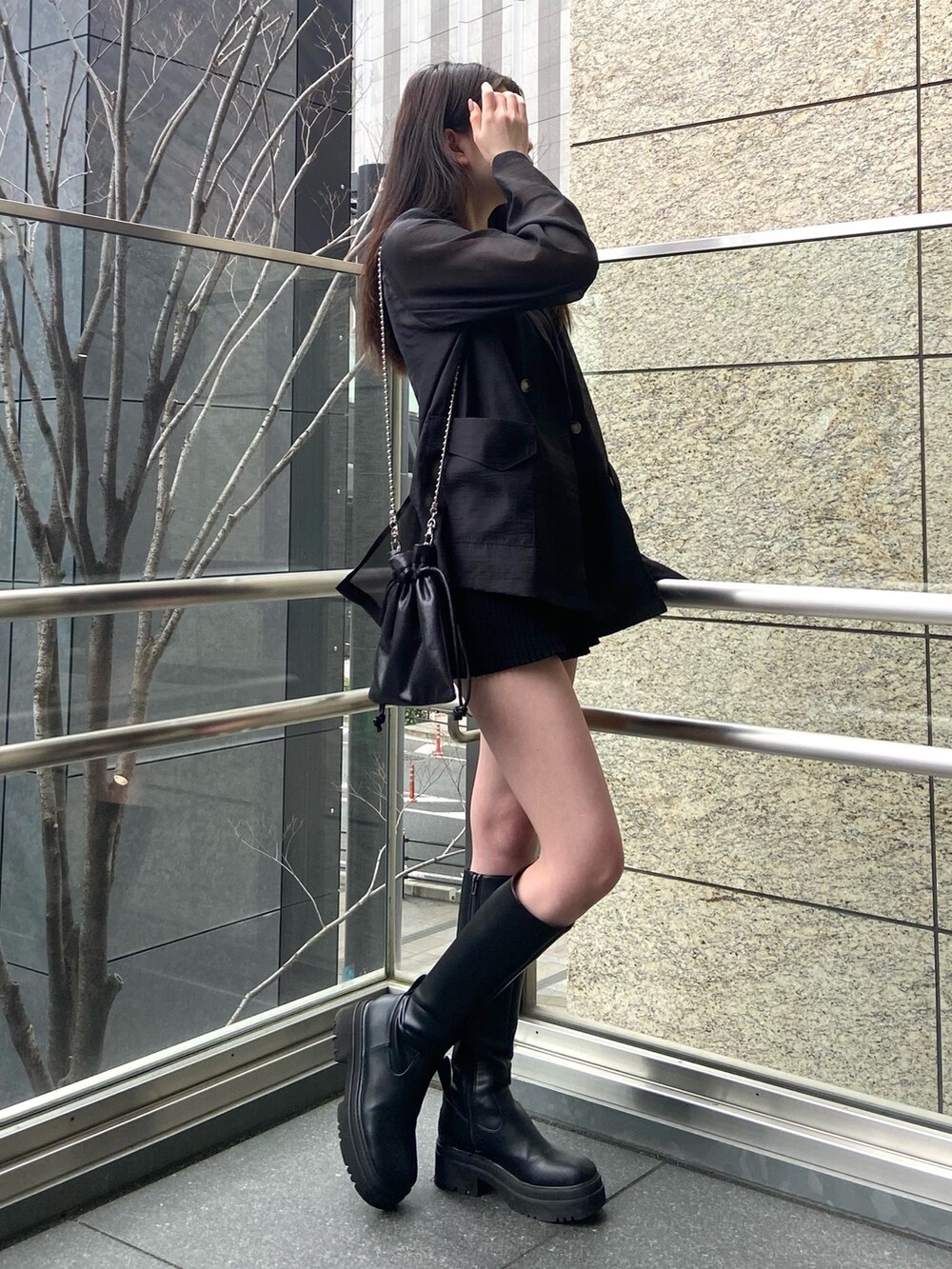 ブラック系のテーラードジャケット、ブラック系のニット/セーター、ブラック系のその他パンツを着用したレディースの春コーディネートの2枚目の写真